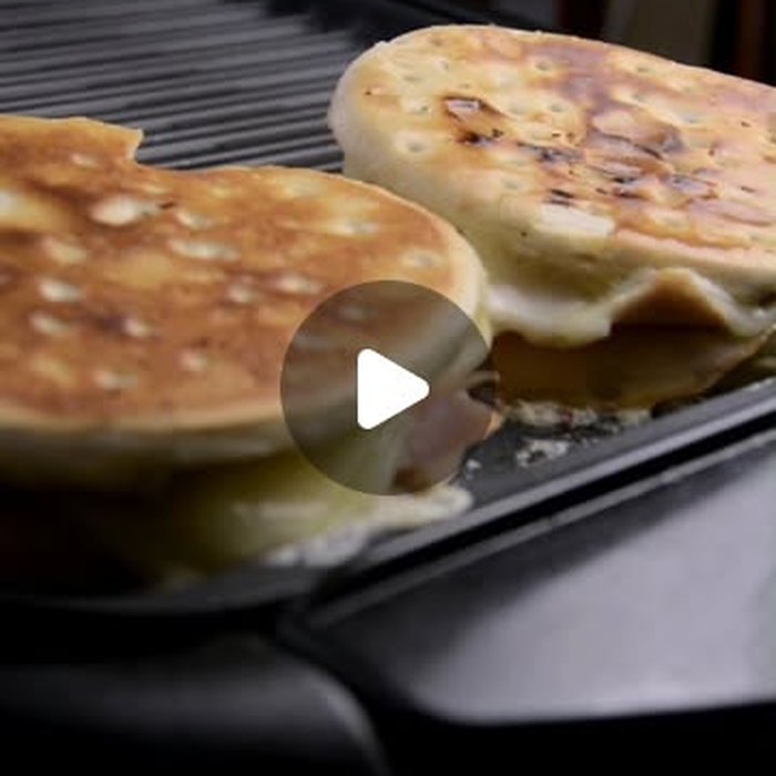 Pan tostado con queso y jamón