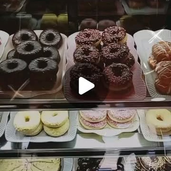 La vitrina del Emporio Lantaño con donuts y pasteles
